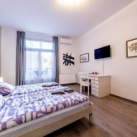 At The Synagogue - Jewish Quarter Apartment *
